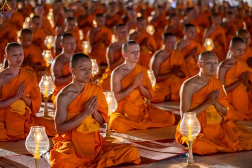 ภาพ No.290274:วันที่ 6 มกราคม พ.ศ. 2569 พิธีจุดประทีปถวายเป็นพุทธบูชา และบูชาธรรมมหาปูชนียาจารย์ (ภาพชุดที่ 2) ณ อนุสรณ์สถานมหาวิหารพระมงคลเทพมุนี (โลตัสแลนด์) อ.สองพี่น้อง จ.สุพรรณบุรี ในโครงการธรรมยาตรา กตัญญูบูชา มหาปูชนียาจารย์ พระมงคลเทพมุนี(สด จนฺทสโร) พระผู้ปรา