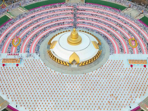 ภาพ No.302455:วันที่ 24 มกราคม พ.ศ. 2569 พิธีตักบาตรพระธรรมยาตรา ณ อนุสรณ์สถานลำดับที่ 5 สถานที่เผยแผ่วิชชาธรรมกายครั้งแรก อนุสรณ์สถานบางปลา วัดบางปลา อำเภอบางเลน จังหวัดนครปฐม ในโครงการธรรมยาตรา กตัญญูบูชา มหาปูชนียาจารย์ พระมงคลเทพมุนี(สด จนฺทสโร) พระผู้ปราบมาร อนุส