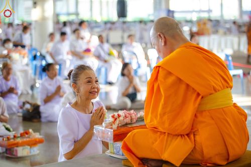 ภาพ No.167583:พิธีตักบาตรและพิธีบูชาข้าวพระ ในวันอาทิตย์ที่ 3 พฤศจิกายน พ.ศ. 2567 ณ วัดพระธรรมกาย