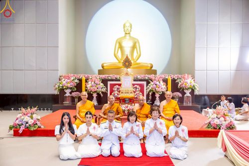 ภาพ No.214862:พิธีต้อนรับสัญญาบัตร พัดยศ พระราชวิเทศวชิรเวที (บัณฑิต วรปญฺโญ) เจ้าอาวาสวัดพระธรรมกายสกอตแลนด์ สหราชอาณาจักร ผู้ช่วยเจ้าอาวาสวัดพระธรรมกาย ณ อุโบสถพระไตรปิฏก วัดพระธรรมกาย