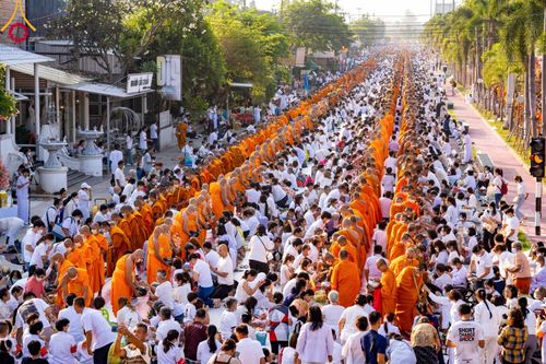 ภาพ No.101910:ตักบาตรพระ 10,000 รูป เติมบุญให้แผ่นดิน เนื่องในโอกาส 192 ปี จังหวัดกาญจนบุรี หนึ่งในโครงการตักบาตรพระ 2,000,000 รูป  77 จังหวัดทุกวัดทั่วไทย วันจันทร์ที่ 11 ธันวาคม พ.ศ. 2566 บริเวณถนนสองแคว (SKY WALK) เมืองกาญจนบุรี