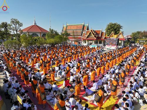 ภาพ No.193349:พิธีต้อนรับพระธรรมยาตรา ณ อนุสรณ์สถาน สถานที่เกิดในเพศสมณะ วัดสองพี่น้อง อำเภอสองพี่น้อง จังหวัดสุพรรณบุรี ในโครงการธรรมยาตรา กตัญญูบูชา มหาปูชนียาจารย์ พระมงคลเทพมุนี(สด จนฺทสโร) พระผู้ปราบมาร อนุสรณ์สถาน 7 แห่ง ปีที่ 13 วันที่ 11 มกราคม พ.ศ. 2568