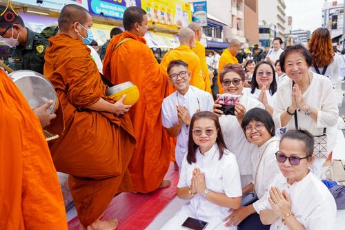 ภาพ No.85989:ตักบาตรพระนานาชาติ 10,000 รูป ใจกลางนครหาดใหญ่ จ.สงขลา วันอาทิตย์ที่ 20 สิงหาคม พ.ศ. 2566
