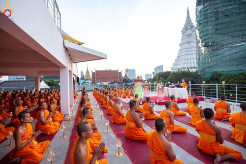 ภาพ No.201661:พิธีจุดประทีปถวายเป็นพุทธบูชา และบูชาธรรมมหาปูชนียาจารย์ ณ อาคารธรรมยาตรา กตัญญูบูชามหาปูชนียาจารย์ ตรงข้ามวัดปากน้ำภาษีเจริญ จ.กรุงเทพมหานคร ในโครงการธรรมยาตรา กตัญญูบูชา มหาปูชนียาจารย์ พระมงคลเทพมุนี(สด จนฺทสโร) พระผู้ปราบมาร อนุสรณ์สถาน 7 แห่ง