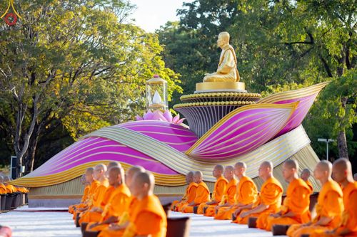 ภาพ No.187016:พระธรรมยาตราปฏิบัติธรรม และถ่ายภาพหมู่ประวัติศาสตร์ ปีที่ 13 ณ ลานทิศตะวันออก มหาวิหารพระมงคลเทพมุนี วัดพระธรรมกาย จ.ปทุมธานี วันเสาร์ที่ 28 ธันวาคม พ.ศ. 2567
