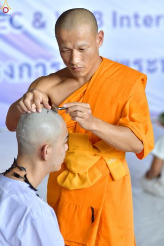 ภาพ No.230869:วันที่ 28 มิถุนายน พ.ศ. 2568 พิธีตัดปอยผมและปลงผม โครงการบวชพระนานาชาติ AEC & WAB รุ่นที่ 9 ณ วิหารคด 2 วัดพระธรรมกาย