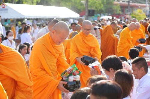 ภาพ No.235243:วันอาทิตย์ที่ 27 กรกฎาคม พ.ศ. 2568 พิธีตักบาตรพระ1,000 รูป ทำบุญเมืองพัทลุง ประธานสงฆ์ พระปริยัติวชิโรดม  เจ้าคณะจังหวัดพัทลุง ประธานฆราวาส นายรัฐศาสตร์ ชิดชู  ผู้ว่าราชการจังหวัดพัทลุง