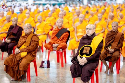 ภาพ No.143485:พิธีตักบาตร ข้าวสารอาหารแห้ง ณ บ้านแก้วเรือนทองคุณยายฯ และ พิธีบูชาข้าวพระ  ณ สภาธรรมกายสากล วัดพระธรรมกาย วันอาทิตย์ที่ 7 กรกฎาคม พ.ศ. 2567