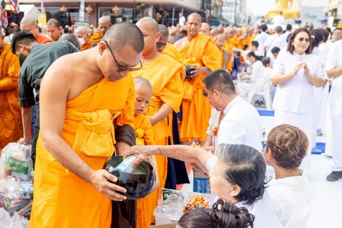 ภาพ No.237150:วันอาทิตย์ที่ 10 สิงหาคม พ.ศ. 2568 มหาสังฆทานครั้งยิ่งใหญ่ ตักบาตรพระ 10,000 รูป ถ.นิพัทธ์อุทิศ 3 ใจกลางนครหาดใหญ่ จ.สงขลา (ชุดที่ 2)