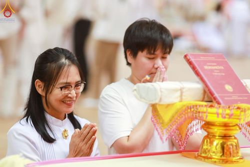 ภาพ No.138892:พิธีถวายกองทุนสนับสนุน การสร้างพระไตรปิฎกฉบับธรรมชัย และอนุรักษ์คัมภีร์ใบลาน น้อมบูชาธรรมหลวงพ่อธัมมชโย 80 ปี ณ ห้องแก้วสารพัดนึก 2 วัดพระธรรมกาย วันเสาร์ที่ 1 มิถุนายน พศ. 2567