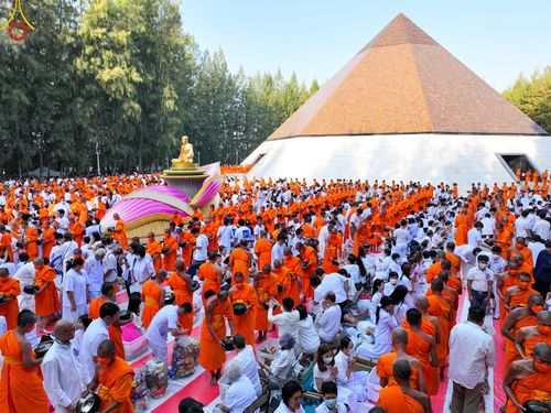 ภาพ No.107467:พิธีตักบาตรพระธรรมยาตราฯ ในโครงการธรรมยาตรากตัญญูบูชา มหาปูชนียาจารย์ พระมงคลเทพมุนี(สด จนฺทสโร) พระผู้ปราบมาร ปีที่ 12 ณ อนุสรณ์สถานมหาวิหารพระมงคลเทพมุนี อ.สองพี่น้อง จ.สุพรรณบุรี วันที่ 7 มกราคม พ.ศ. 2567