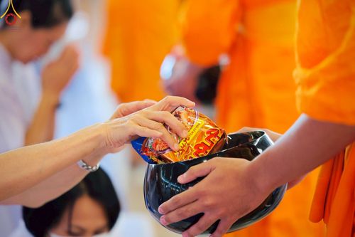 ภาพ No.222066:วันที่ 4 พฤษภาคม พ.ศ. 2568 พิธีตักบาตร เนื่องในวันอาทิตย์ต้นเดือน ณ บ้านแก้วเรือนทองคุณยายฯ วัดพระธรรมกาย