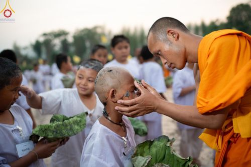 ภาพ No.63366:Photo Story  มหัศจรรย์วัดดงดินแดง Episode 1  พิธีปลงผมนาคธรรมทายาท  ในโครงการบรรพชาอุปสมบทหมู่ ฟื้นฟูพระพุทธศาสนาทั่วไทย วัดดงดินแดง ณ ลำน้ำแม่ตื่น อ.อมก๋อย จ.เชียงใหม่ วันที่ 2 เมษายน พ.ศ. 2567