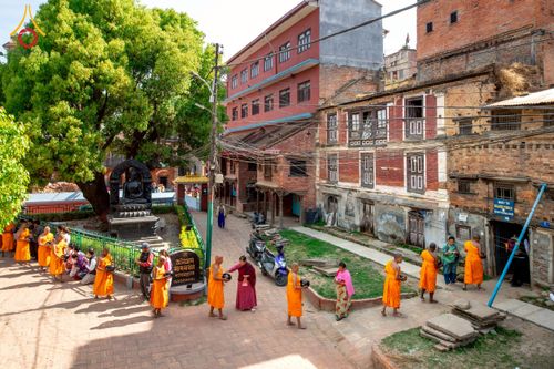 ภาพ No.213200:วันที่ 17 - 18 มีนาคม พ.ศ. 2568 คณะสงฆ์และสามเณรเดินบิณฑบาต รอบเมืองในพื้นที่ วัดสยมภูวนาถและราชวังปาตัน ณ เมืองกาฐมาณฑุ ประเทศเนปาล