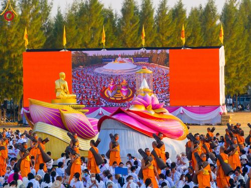 ภาพ No.107952:พิธีต้อนรับพระธรรมยาตรา ในโครงการธรรมยาตรากตัญญูบูชา มหาปูชนียาจารย์ พระมงคลเทพมุนี(สด จนฺทสโร) พระผู้ปราบมาร อนุสรณ์สถาน 7 แห่ง ปีที่ 12 วันที่ 7 มกราคม พ.ศ. 2567 ณ อนุสรณ์สถานคลองบางนางแท่น  อ.สามพราน จ.นครปฐม