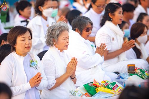 ภาพ No.201118:พิธีตักบาตรพระธรรมยาตรา ณ อนุสรณ์สถานลำดับที่ 5 สถานที่เผยแผ่วิชชาธรรมกายครั้งแรก อนุสรณ์สถานบางปลา วัดบางปลา อำเภอบางเลน จังหวัดนครปฐม ในโครงการธรรมยาตรา กตัญญูบูชา มหาปูชนียาจารย์ พระมงคลเทพมุนี(สด จนฺทสโร) พระผู้ปราบมาร อนุสรณ์สถาน 7 แห่ง ปีที่ 13