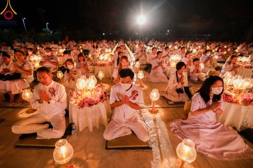 ภาพ No.112104:พิธีจุดประทีปถวายเป็นพุทธบูชา และบูชาธรรมมหาปูชนียาจารย์ พระมงคลเทพมุนี(สด จนฺทสโร) ในโครงการธรรมยาตรา กตัญญูบูชา มหาปูชนียาจารย์ พระมงคลเทพมุนี(สด จนฺทสโร) พระผู้ปราบมาร อนุสรณ์สถาน 7 แห่ง ปีที่ 12 วันที่ 14 มกราคม พ.ศ. 2567 ณ วัดสองพี่น้อง อ.สองพี่น้อง