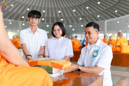 ภาพ No.205773:พิธีสวดพระพุทธมนต์ และถวายภัตตาหารเมนูสวรรค์แด่พระภิกษุ สามเณร วันจันทร์ที่ 3 กุมภาพันธ์ พ.ศ. 2568 ณ หอฉันคุณยายอาจารย์ฯ วัดพระธรรมกาย