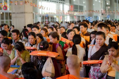 ภาพ No.143767:พิธีถวายผ้าไตร, สวดธรรมจักร, ปฏิบัติธรรม และฟังแสดงพระธรรมเทศนา ภาษาเมียนมา โดยมีสาธุชนชาวเมียนมากว่า 4,000 คน เข้าร่วมพิธี ณ มหารัตนวิหารคด วัดพระธรรมกาย วันอาทิตย์ที่ 7 กรกฎาคม พ.ศ. 2567