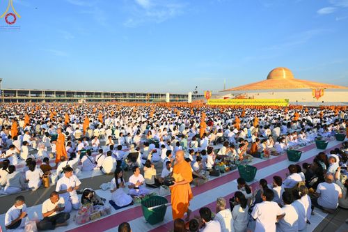 ภาพ No.187826:พิธีตักบาตรฉลองพระใหม่ ต้อนรับพุทธศักราช 2568 ณ ลานธรรมพระมหาธรรมกายเจดีย์ วัดพระธรรมกาย จ.ปทุมธานี วันที่ 1 มกราคม พ.ศ. 2568