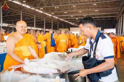 ภาพ No.204379:พิธีถวายภัตตาหารเป็นสังฆทาน แด่พระธรรมยาตรา ณ วัดพระธรรมกาย ตำบลคลองสาม อำเภอคลองหลวง จังหวัดปทุมธานี ในโครงการธรรมยาตรา กตัญญูบูชา มหาปูชนียาจารย์ พระมงคลเทพมุนี(สด จนฺทสโร) พระผู้ปราบมาร อนุสรณ์สถาน 7 แห่ง ปีที่ 13 วันที่ 31 มกราคม พ.ศ. 2568