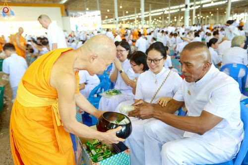 ภาพ No.263959:วันอาทิตย์ที่ 2 พฤศจิกายน พ.ศ. 2568 พิธีตักบาตรอาทิตย์ต้นเดือน ณ บ้านแก้วเรือนทองคุณยายฯ วัดพระธรรมกาย