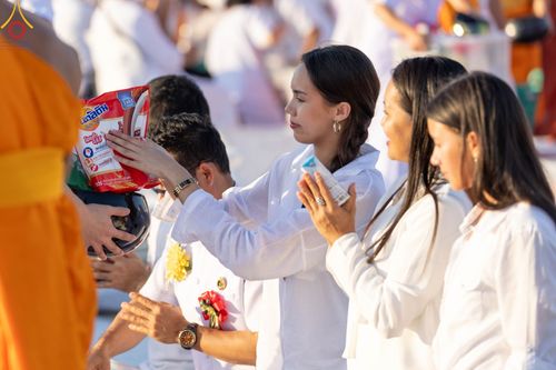 ภาพ No.105335:พิธีตักบาตรฉลองพระบวชใหม่ รุ่นบูชาธรรมมหาปูชนียาจารย์ และต้อนรับศักราชใหม่ วันจันทร์ที่ 1 มกราคม พ.ศ. 2567 ณ ลานธรรมพระมหาธรรมกายเจดีย์ วัดพระธรรมกาย