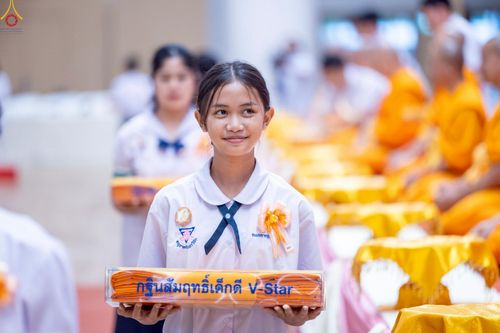 ภาพ No.246008:วันเสาร์ที่ 13 กันยายน พ.ศ. 2568 พิธีมอบผ้าไตรประธานกฐินสัมฤทธิ์เด็กดี V-Star ณ สภาธรรมกายสากล วัดพระธรรมกาย