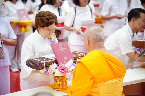 ภาพ No.228410:วันอาทิตย์ที่ 8 มิถุนายน พ.ศ. 2568 พิธีถวายทุนสนับสนุนพระไตรปิฎกฉบับธรรมชัย และอนุรักษ์คัมภีร์โบราณ ณ ห้องแก้วสารพัดนึก 2 วัดพระธรรมกาย