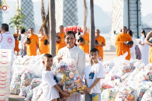 ภาพ No.185665:V.47 เบื้องหลังของเบื้องหน้า งานตักบาตรพระ 10,000 รูป ณ จ.กาญจนบุรี วันที่ 20-21 ธันวาคม พ.ศ. 2567