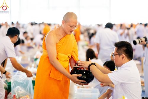 ภาพ No.207324:พิธีตักบาตร และปฏิบัติธรรมช่วงสาย ในวันมาฆบูชา วันพุธที่ 12 กุมภาพันธ์ พ.ศ. 2568 ณ วัดพระธรรมกาย จังหวัดปทุมธานี