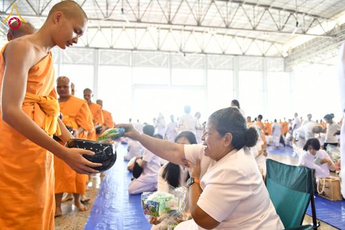 ภาพ No.256861:วันที่ 5 ตุลาคม พ.ศ. 2568 พิธีตักบาตร ข้าวสารอาหารแห้ง ณ บ้านแก้วเรือนทองคุณยายฯ สภาธรรมกายสากล วัดพระธรรมกาย