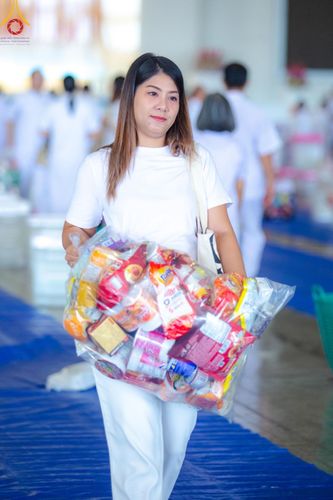 ภาพ No.139156:พิธีตักบาตร , พิธีบูชาข้าวพระ ณ ห้องแก้วสารพัด 1 สภาธรรมกายสากล วัดพระธรรมกาย วันอาทิตย์ต้นเดือนที่ 2 มิถุนายน พ.ศ. 2567