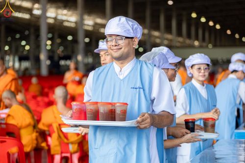 ภาพ No.58910:V.40 ภัตตาหารพระหมื่นวัด เราจัดให้ การปฏิบัติงานของเจ้าหน้าที่และอาสาสมัคร เพื่อรับบุญในการถวายภัตตาหาร แด่คณะสงฆ์ 10,000 กว่าวัดทั่วประเทศ ที่มาร่วมงานวันคุ้มครองโลก จันทร์ที่ 22 เมษายน พ.ศ. 2567 ณ วัดพระธรรมกาย