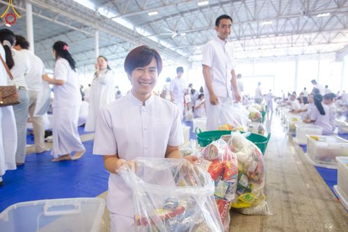 ภาพ No.159020:พิธีตักบาตร ในวันอาทิตย์ต้นเดือน วันที่ 6 ตุลาคม พ.ศ. 2567 ณ สภาธรรมกายสากล วัดพระธรรมกาย