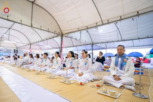 ภาพ No.198415:พิธีถวายภัตตาหารเป็นสังฆทาน แด่พระธรรมยาตรา ณ อนุสรณ์สถานบางปลา วัดบางปลา อำเภอบางเลน จังหวัดนครปฐม ในโครงการธรรมยาตรา กตัญญูบูชา มหาปูชนียาจารย์ พระมงคลเทพมุนี(สด จนฺทสโร) พระผู้ปราบมาร อนุสรณ์สถาน 7 แห่ง ปีที่ 13 วันที่ 20 มกราคม พ.ศ. 2568