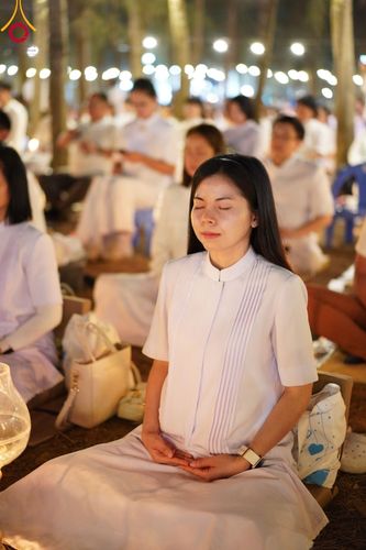 ภาพ No.107208:พิธีจุดประทีปถวายเป็นพุทธบูชา และบูชาธรรมมหาปูชนียาจารย์ ในโครงการธรรมยาตรากตัญญูบูชา มหาปูชนียาจารย์ พระมงคลเทพมุนี(สด จนฺทสโร) พระผู้ปราบมาร  อนุสรณ์สถาน 7 แห่ง ปีที่ 12  วันที่ 6 มกราคม พ.ศ. 2567 ณ อนุสรณ์สถานมหาวิหารพระมงคลเทพมุนี อ.สองพี่น้อง จ.สุพร