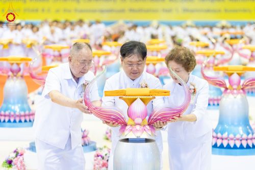 ภาพ No.215480:วันอาทิตย์ต้นเดือนที่ 6 เมษายน พ.ศ. 2568 ขบวนอัญเชิญผ้าป่าสมทบ มหาสังฆทาน 40,000 กว่าวัดทั่วประเทศ ณ สภาธรรมกายสากล วัดพระธรรมกาย