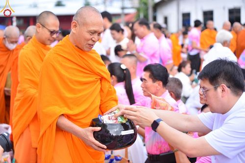 ภาพ No.150892:พิธีเจริญพระพุทธมนต์ และทำบุญตักบาตรแด่คณะสงฆ์ จำนวน 121 รูป เนื่องในโอกาสฉลองครบรอบ 120 ปี อำเภอคลองหลวง จังหวัดปทุมธานี เพื่อถวายเป็นพุทธบูชา ช่วยเหลือผู้ประสบความเดือดร้อนจากอุทกภัย และคณะสงฆ์ 323 วัด 4 จังหวัดชายแดนภาคใต้ วันเสาร์ที่ 31 สิงหาคม พ.ศ. 