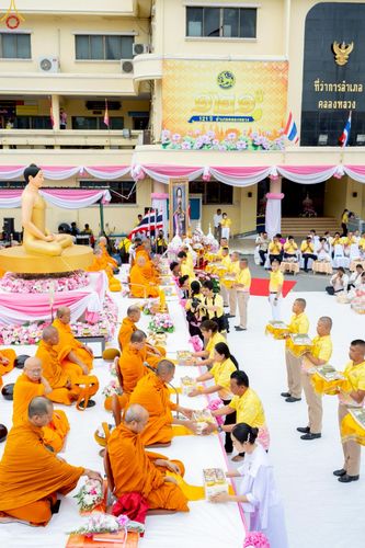 ภาพ No.241977:วันอาทิตย์ที่ 31 สิงหาคม พ.ศ. 2568 พิธีทำบุญแด่คณะสงฆ์ 122 รูป ฉลอง 121 ปี อำเภอคลองหลวง จ.ปทุมธานี เพื่อนำส่งช่วยเหลือคณะสงฆ์ 323 วัด 4 จังหวัดชายแดนภาคใต้ และช่วยเหลือประชาชนจากเหตุปะทะ แนวชายแดนไทย-กัมพูชา ณ บริเวณหน้าที่ว่าการอำเภอคลองหลวง 