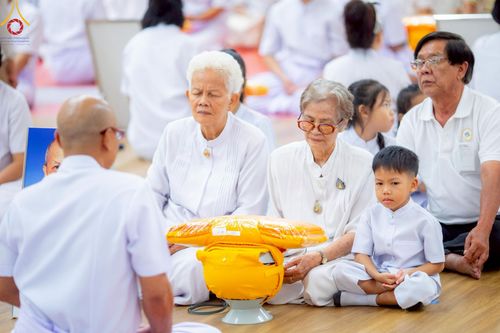 ภาพ No.217042:วันเสาร์ที่ 12 เมษายน พ.ศ. 2568 พิธีเวียนประทักษิณรอบพระมหาธรรมกายเจดีย์  พิธีวันทาเจดีย์ พิธีขอขมาและมอบผ้าไตร ในโครงการอุปสมบทหมู่ บูชาธรรมหลวงพ่อธัมมชโย, โครงการธรรมทายาท ระดับอุดมศึกษา รุ่นที่ 52 ,  โครงการบวชพระนานาชาติ AEC & WAB CEO รุ่นที่ 4 , ณ ว