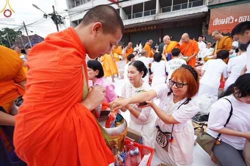 ภาพ No.146332:ตักบาตรพระ 1,384 รูป ทำบุญเมืองฝางครบรอบ 1,383 ปี ถวายเป็นพระราชกุศลแด่พระบาทสมเด็จพระเจ้าอยู่หัว เนื่องในโอกาสพระราชพิธีมหามงคล เฉลิมพระชนมพรรษา 6 รอบ 72 พรรษา วันเสาร์ที่ 27 กรกฎาคม พ.ศ.2567  ณ ถนนหน้าที่ว่าการอำเภอฝาง จ.เชียงใหม่