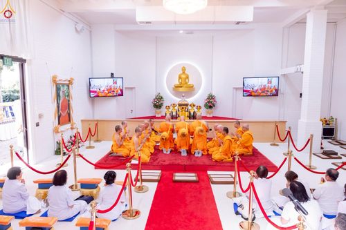 ภาพ No.252328:วันที่ 4-5 ตุลาคม พ.ศ. 2568  วัดพระธรรมกายแคลิฟอร์เนีย ประเทศสหรัฐอเมริกา ได้จัดพิธีตัดปอยผม โดยคณะสงฆ์ ญาติ ๆ และสาธุชน ให้กับนาคธรรมทายาท 8 ท่าน และได้จัดพิธีบรรพชา-อุปสมบท ฉลองพิธีทอดกฐินบรมจักรพรรดิ สร้างอุโบสถ 82 ปี บูชาธรรมหลวงพ่อธัมมชโย