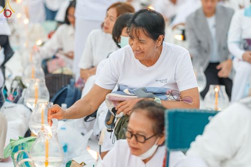 ภาพ No.192850:พิธีจุดประทีปถวายเป็นพุทธบูชา และบูชาธรรมมหาปูชนียาจารย์ ณ อนุสรณ์สถานคลองบางนางแท่น อ.สามพราน จ.นครปฐม ในโครงการธรรมยาตรา กตัญญูบูชา มหาปูชนียาจารย์ พระมงคลเทพมุนี(สด จนฺทสโร) พระผู้ปราบมาร อนุสรณ์สถาน 7 แห่ง ปีที่ 13 วันที่ 10 มกราคม พ.ศ. 2568