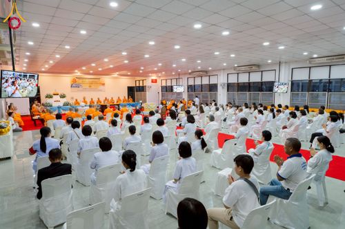 ภาพ No.221466:วันอาทิตย์ที่ 27 เมษายน พ.ศ. 2568 พิธีเจริญพระพุทธมนต์สมโภชดวงแก้วธรรมชัย เนื่องในโอกาสบูชาธรรม 81 ปีหลวงพ่อธัมมชโย อัญเชิญประดิษฐานเนื่องในโอกาสสถาปนาวัดพระธรรมกายไอซ์แลนด์ ณ อาคารปลูกศรัทธา 1 วัดพระธรรมกาย อำเภอคลองหลวง จังหวัดปทุมธานี