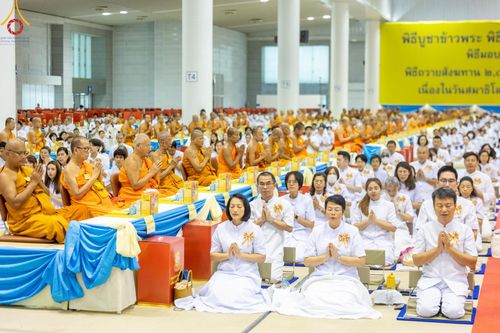 ภาพ No.147144:พิธีมุทิตาสักการะพระภิกษุ ผู้สอบได้เปรียญธรรม 9 ประโยคระดับโลกปีที่ 36, พิธีมอบโล่เกียรติยศและทุนการศึกษา สำนักเรียนบาลีดีเด่นทั่วประเทศ, พิธีถวายมหาสังฆทานคณะสงฆ์ 2,000 กว่าวัด ทั่วประเทศ ปีที่ 24, พิธีถวายไทยธรรมคณะสงฆ์ 323 วัด 4 จังหวัดชายแดนภาคใต้