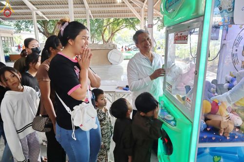 ภาพ No.193956:วัดพระธรรมกาย จัดงานวันเด็กแห่งชาติ ประจำปี พ.ศ.2568 ออกร้านอาหาร 200 ร้าน มอบของขวัญหลายหมื่นชิ้น วันที่ 12 มกราคม พ.ศ. 2568 วัดพระธรรมกาย อ.คลองหลวง จ.ปทุมธานี
