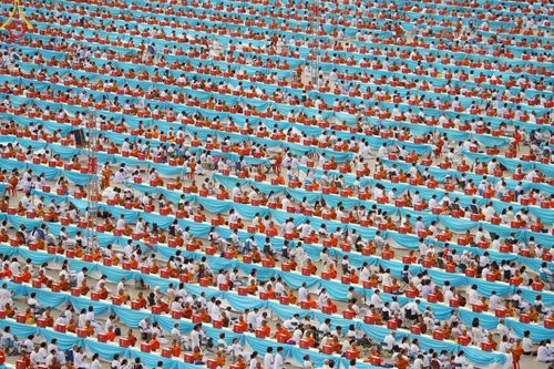 ภาพ No.221651:วันอังคารที่ 22 เมษายน พ.ศ. 2568 ภาพพิธีถวายมหาสังฆทานคณะสงฆ์ 40,000 กว่าวัดทั่วประเทศ เนื่องในวันคุ้มครองโลก ชุดที่ 2 (ปลื้มให้สมการรอคอย) ณ ลานธรรมพระมหาธรรมกายเจดีย์ วัดพระธรรมกาย