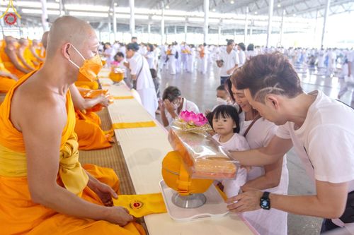 ภาพ No.131681:พิธีร่วมบุญบรรพชาสามเณร 5,000 รูป ณ บ้านแก้วเรือนทองคุณยาย สภาธรรมกายสากล วัดพระธรรมกาย วันเสาร์ที่ 23 มีนาคม พ.ศ. 2567