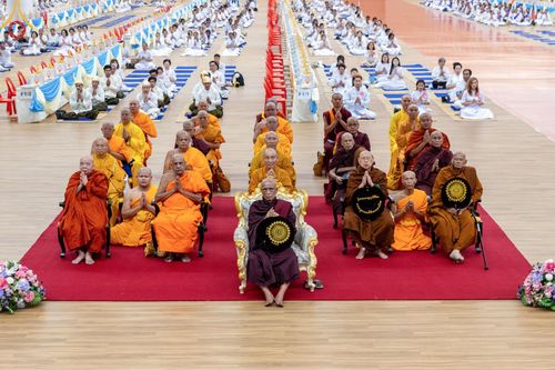 ภาพ No.60408:การต้อนรับพระสังฆาธิการ 10,000 กว่าวัดทั่วประเทศ พิธีมอบปัจจัยช่วยเหลือครู 4 จังหวัดชายแดนภาคใต้ พิธีปฏิบัติธรรม ในวันคุ้มครองโลก วันจันทร์ที่ 22 เมษายน พ.ศ.2567 ณ วัดพระธรรมกาย จ.ปทุมธานี